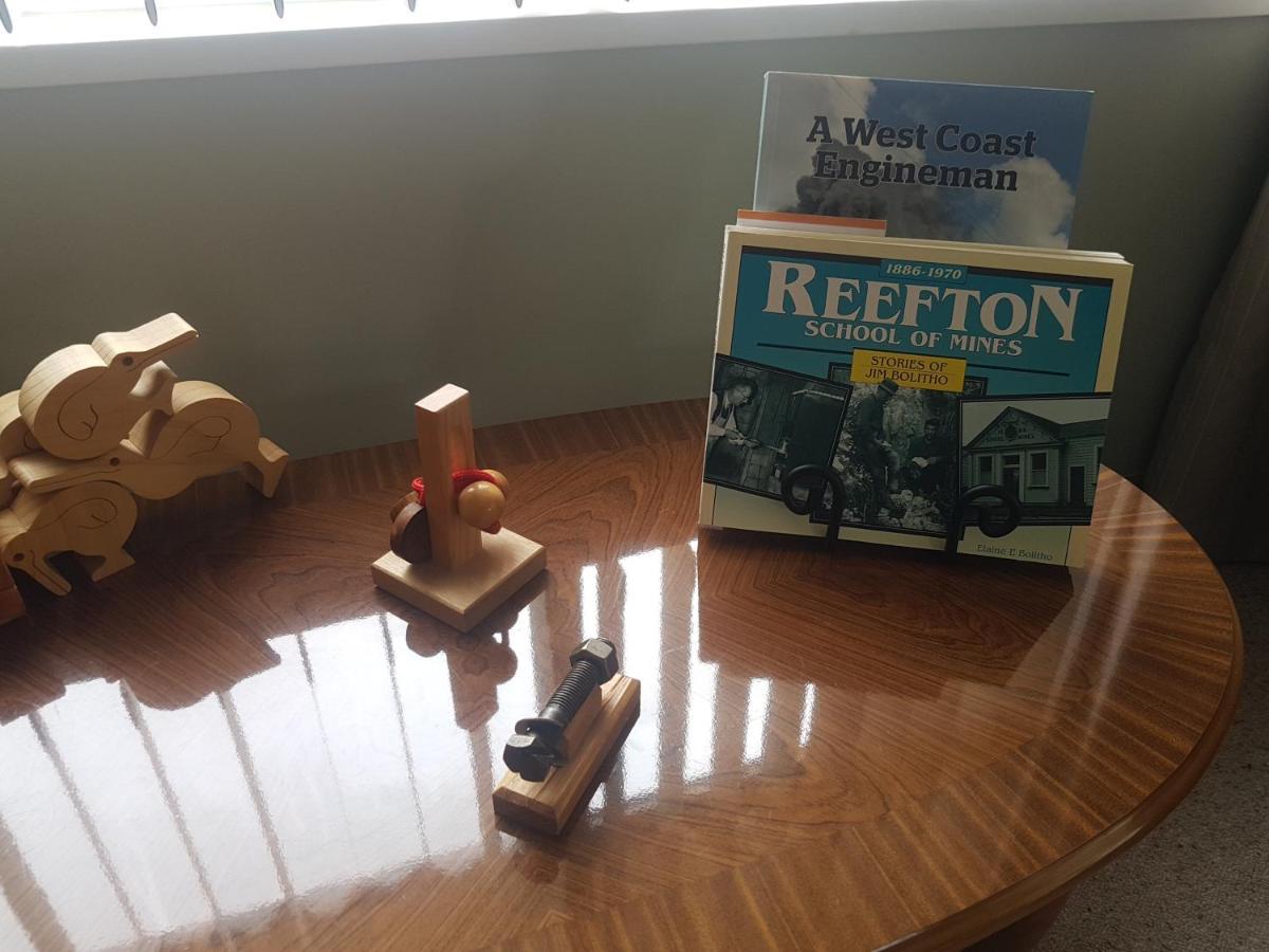 Little Red Riding Hood Villa Reefton Exterior photo